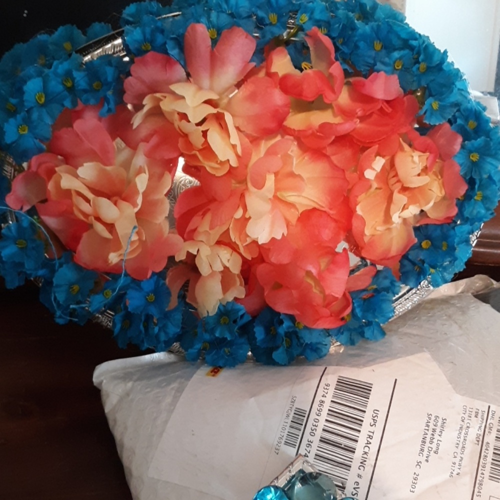 Plant with flowers, it's good to put in your room